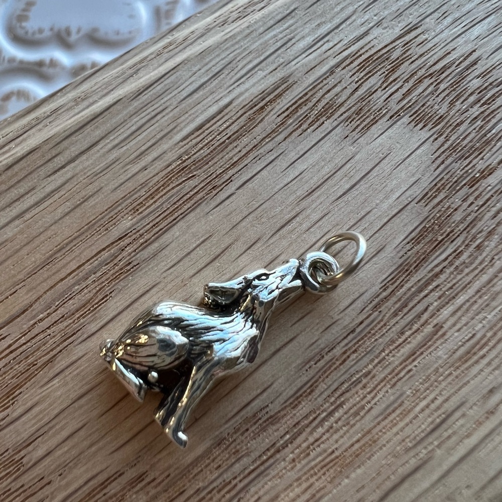 Vintage Howling Wolf Vintage Silver Tone Charm NOS - Picture 2 of 6